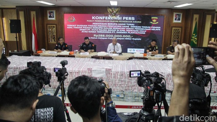 Tumpukan Uang Rp 288 M Disita Kejagung di Kasus Duta Palma Kejagung kembali menyita uang tunai senilai Rp 288 miliar kasus TPPU dugaan korupsi korporasi Duta Palma Group. Uang tunai tersebut disita dari tersangka korporasi PT Darmex Plantation.