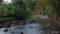 Sungai Cikalang dimanfaatkan sebagai tempat berenang oleh warga setempat.