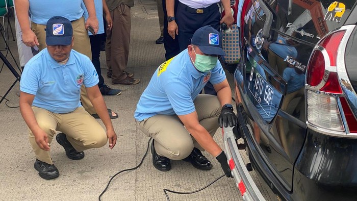 Uji emisi kendaraan di Jakarta Utara
