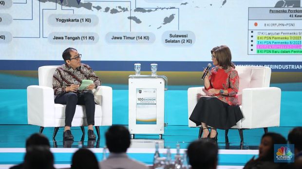 Wakil Menteri Perindustrian, Faisol Riza, memberikan pemaparan dalam acara Sarasehan 100 Ekonom 2024 di Menara Bank Mega, Jakarta pada Selasa, (3/12/2024). (CNBC Indonesia/Tri Susilo)
