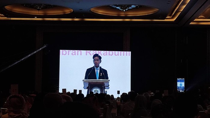 Wapres Gibran Rakabuming Raka saat memberi sambutan di Resepsi Nasional Day Uni Emirat Arab di Hotel Raffles Jakarta.