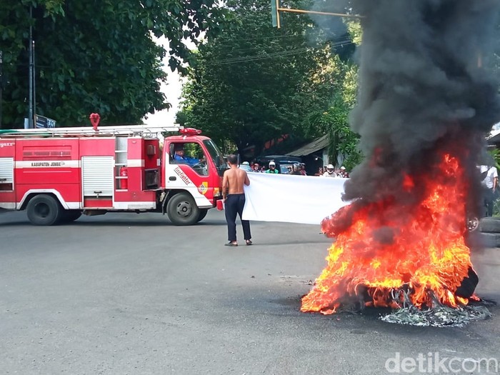 Warga Jember bakar ban protes jalan rusak