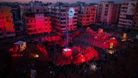 Cahaya merah dan sorotan lampu menggambarkan wajah Nasrallah dipancarkan ke sebuah gedung. REUTERS/Adnan Abidi