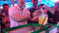 Sembari blusukan di pasar tradisional, Zumi Zola juga menyampatkan untuk jajan di pegadang kaki lima, seperti saat membeli es cekek ini. Foto: Instagram