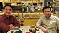 Zumi Zola pun punya kedekatan tersendiri dengan beberapa politikus lainnya. Terlihat dari momen makan berdua bersama Emil Dardak di sebuah restoran. Foto: Instagram