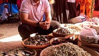 Selama menjadi politikus, Zumi Zola dikenal dekat dengan rakyat. Ia kerap kali membagikan momen saat blusukan ke pasar tradisional. Foto: Instagram