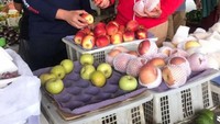 Selain itu, ada juga momen saat ia menyambangi lapak buah segar. Tak hanya mengecek, Zumi Zola juga membeli buah-buahn tersebut sebagai bentuk dukungan. Foto: Instagram