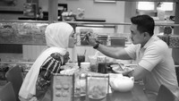 Ada juga momen romantis mereka saat makan di sebuah restoran. Terlihat mantan Gubernur Jambi tersebut menyuapkan makanan ke putri ketua PAN Zulkifili Hasan. Foto: Instagram