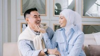 Kabar bahagia datang dari politikus Zumi Zola dan Putri Zulhas. Melaui media sosial, Putri Zulhaf mengumumkan bahwa mereka akan segera menikah. Foto: Instagram