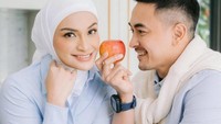 Mereka berfoto di dapur rumah dengan suasana yang hangat. Salah satu posenya ini di mana Zumi Zola memegang apel untuk diberikan ke Putri Zulhas. Foto: Instagram