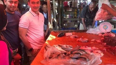 Potret Zumi Zola saat Jajan dan Blusukan di Pasar Tradisional