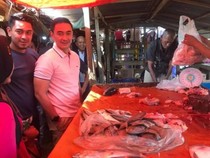 Potret Zumi Zola saat Jajan dan Blusukan di Pasar Tradisional