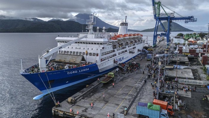 Foto udara KM Dorolonda melintas saat meninggalkan Pelabuhan Ahmad Yani Ternate, Maluku Utara, Rabu (4/12/2024). PT Pelayaran Nasional Indonesia (PT Pelni Persero) menyiapkan sebanyak 55 kapal yang manjangkau 72 pelabuhan di seluruh Indonesia untuk melayani angkutan mudik Natal 2024 dan Tahun Baru 2025 guna memastikan kelancaran perjalanan penumpang di berbagai rute selama musim liburan tersebut. ANTARA FOTO/Andri Saputra/YU