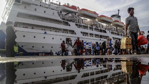 Foto udara KM Dorolonda melintas saat meninggalkan Pelabuhan Ahmad Yani Ternate, Maluku Utara, Rabu (4/12/2024). PT Pelayaran Nasional Indonesia (PT Pelni Persero) menyiapkan sebanyak 55 kapal yang manjangkau 72 pelabuhan di seluruh Indonesia untuk melayani angkutan mudik Natal 2024 dan Tahun Baru 2025 guna memastikan kelancaran perjalanan penumpang di berbagai rute selama musim liburan tersebut. ANTARA FOTO/Andri Saputra/YU