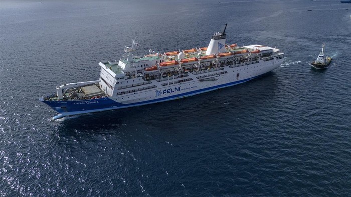 Foto udara KM Dorolonda melintas saat meninggalkan Pelabuhan Ahmad Yani Ternate, Maluku Utara, Rabu (4/12/2024). PT Pelayaran Nasional Indonesia (PT Pelni Persero) menyiapkan sebanyak 55 kapal yang manjangkau 72 pelabuhan di seluruh Indonesia untuk melayani angkutan mudik Natal 2024 dan Tahun Baru 2025 guna memastikan kelancaran perjalanan penumpang di berbagai rute selama musim liburan tersebut. ANTARA FOTO/Andri Saputra/YU