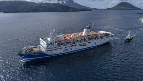 Foto udara KM Dorolonda melintas saat meninggalkan Pelabuhan Ahmad Yani Ternate, Maluku Utara, Rabu (4/12/2024). PT Pelayaran Nasional Indonesia (PT Pelni Persero) menyiapkan sebanyak 55 kapal yang manjangkau 72 pelabuhan di seluruh Indonesia untuk melayani angkutan mudik Natal 2024 dan Tahun Baru 2025 guna memastikan kelancaran perjalanan penumpang di berbagai rute selama musim liburan tersebut. ANTARA FOTO/Andri Saputra/YU
