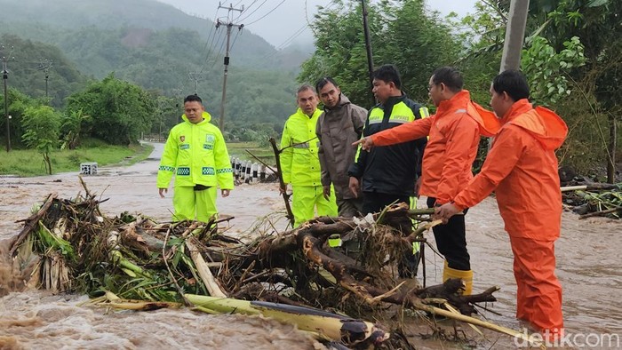 Akses Loji menuju kawasan Geopark terputus, ini adalah satu titik dimana alirang sungai meluap membawa material batu dan batang pohon di Jalan Palabuhanratu Geopark, tepatnya di Desa Loji, Kecamatan Simpenan.