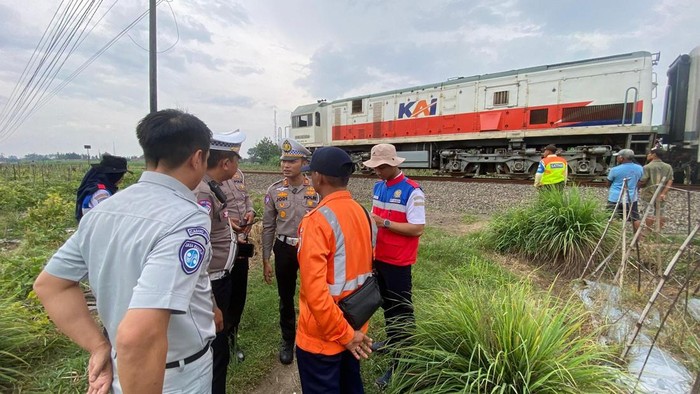 Ambulans tertabrak KA Matarmaja di Kediri.