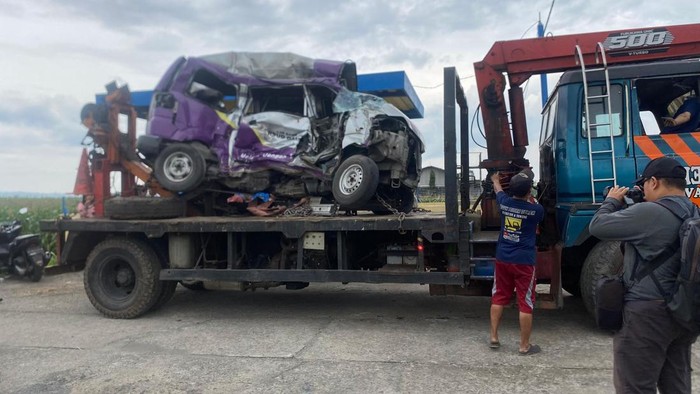 Ambulans tertabrak KA Matarmaja di Kediri.
