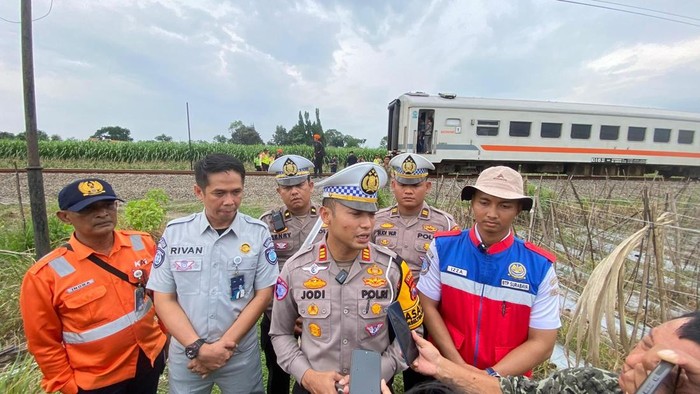 Ambulans tertabrak KA Matarmaja di Kediri.