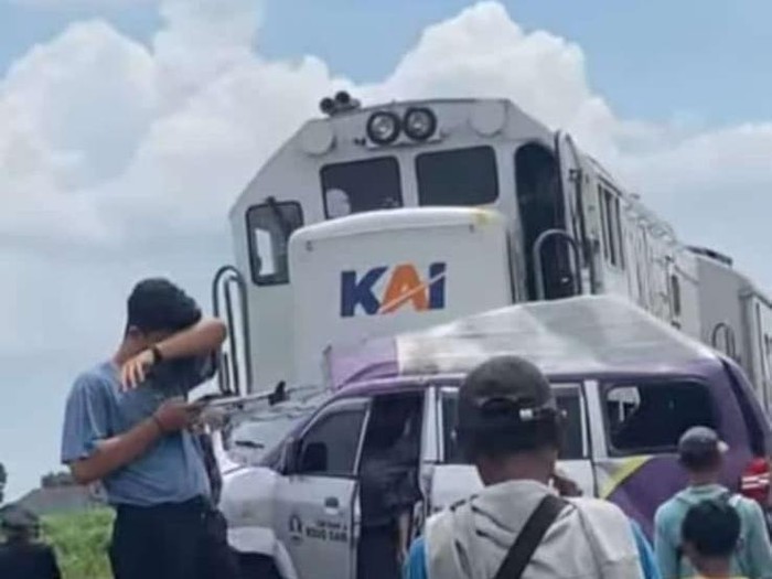 Ambulans tertabrak kereta di Kediri