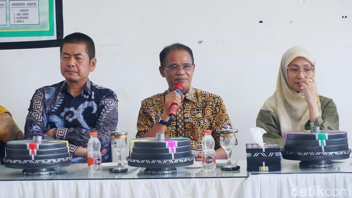 Pj Sekda Bone Andi Fajaruddin (tengah) saat memimpin rapat untuk penyaluran bantuan pangan.