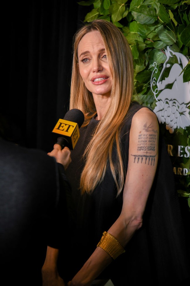 Tato di lengan Jolie yang paling menarik perhatian adalah angka-angka koordinat yang berderet berjumlah enam baris. Makna koordinat di tato tersebut merupakan tempat kelahiran keenam anak Jolie dan mantan suaminya, Brad Pitt. Foto: Variety via Getty Images/Kristina Bumphrey