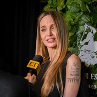 Tato di lengan Jolie yang paling menarik perhatian adalah angka-angka koordinat yang berderet berjumlah enam baris. Makna koordinat di tato tersebut merupakan tempat kelahiran keenam anak Jolie dan mantan suaminya, Brad Pitt. Foto: Variety via Getty Images/Kristina Bumphrey