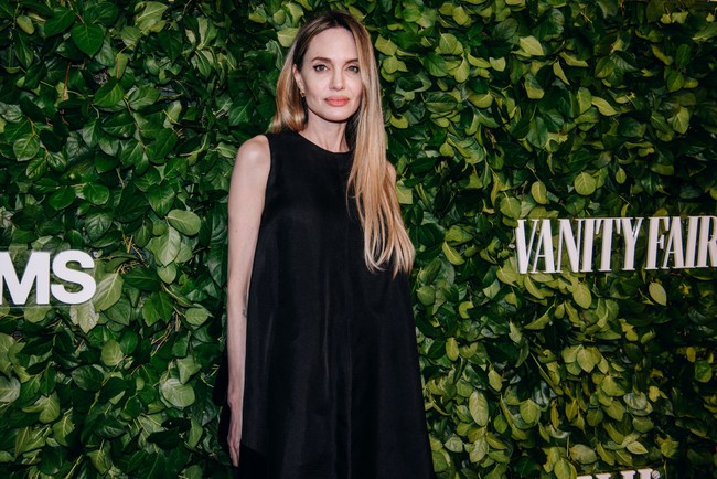 Angelina Jolie memamerkan tato di lengannya saat menghadiri Gotham Awards di New York City, Senin (2/12/2024) malam. Tatonya terekpos karena Jolie mengenakan dress tanpa lengan. Foto: WWD via Getty Images/Nina Westervelt