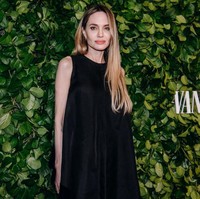 Angelina Jolie memamerkan tato di lengannya saat menghadiri Gotham Awards di New York City, Senin (2/12/2024) malam. Tatonya terekpos karena Jolie mengenakan dress tanpa lengan. Foto: WWD via Getty Images/Nina Westervelt