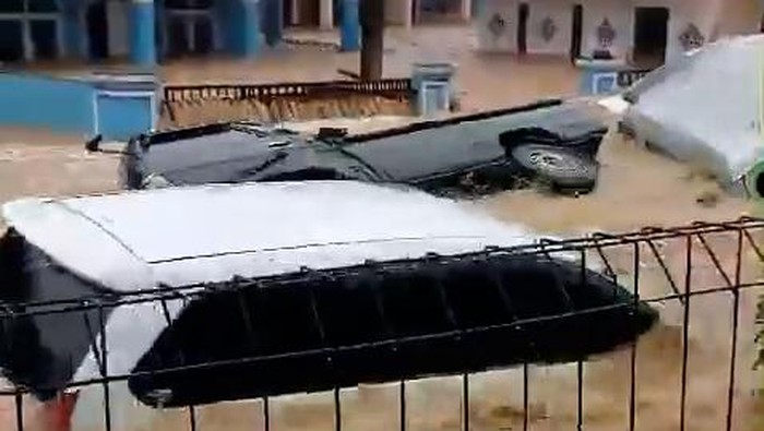 Banjir bandang melanda Kabupaten Sukabumi, Jawa Barat. Derasnya banjir sampai menyeret mobil-mobil yang melintas.