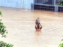 Video: Momen Emak-emak Sukabumi Terjang Banjir Demi Baju Sekolah Anak