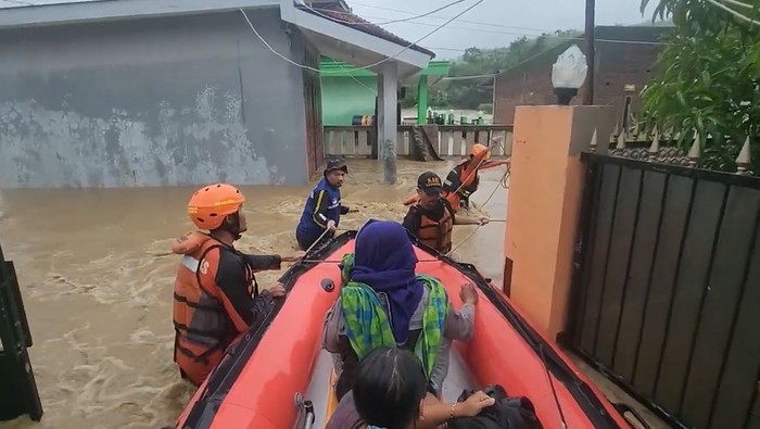 Banjir melanda Kabupaten Sukabumi akibat hujan deras, merendam 500 rumah dan menggenangi Kampung Mariuk. Warga evakuasi mandiri dengan bantuan relawan.