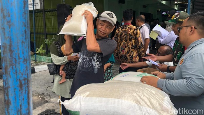 Penyaluran bantuan pangan di kelurahan Pringgokusuman, Gedongtengen, Kota Jogja pada Rabu (4/12/2024)