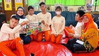 Selain itu, AXA Mandiri juga memberikan 34 polis Asuransi Mandiri Mikro Sejahtera untuk para guru dan staf sekolah serta menyalurkan donasi dari karyawan yang digunakan untuk perbaikan atap gedung sekolah.  