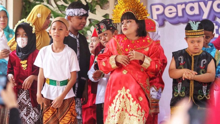 Beasiswa untuk Siswa SLB Budi Daya Siswa Sekolah Luar Biasa (SLB) B dan C Budi Daya, Jakarta Timur, mendapatkan menerima beasiswa. Selain itu para gurunya juga mendapatkan polis asuransi.