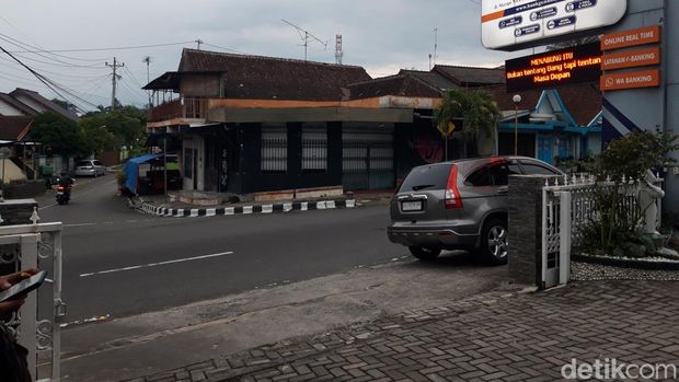 Lokasi bendi atau dokar yang disebutkan tanpa kusir melaju di jalan Merapi depan bank.