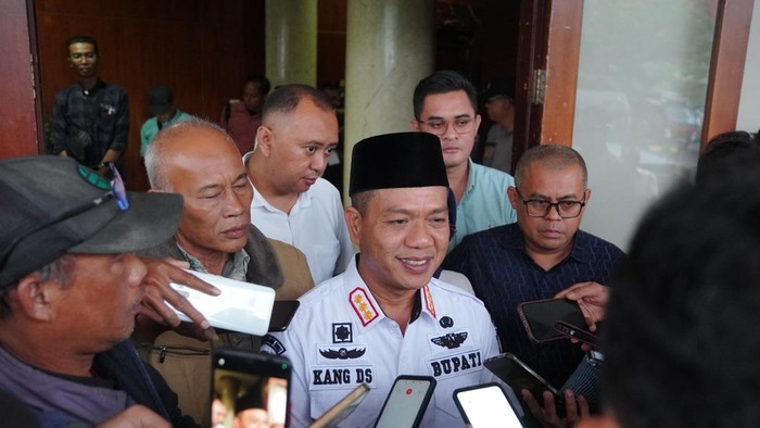 Calon Bupati Bandung nomer urut 2, Dadang Supriatna saat wawancara bersama awak media.