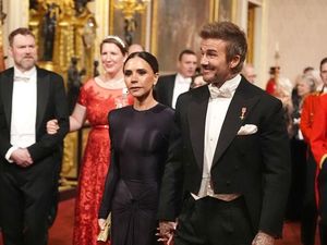 Victoria Beckham Ikut Jamuan Resmi di Buckingham, Gayanya Minimalis Elegan