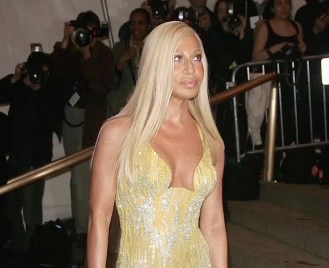 Di era akhir ’90-an dan 2000 awal, Donatella mengaku bahwa dia melakukan prosedur estetika seperti botox di wajahnya.  Saya tidak seperti ini secara genetik dan mulai melakukan perawatan wajah, termasuk Botox,” akunya. Foto: dok. Instagram @donatella_versace