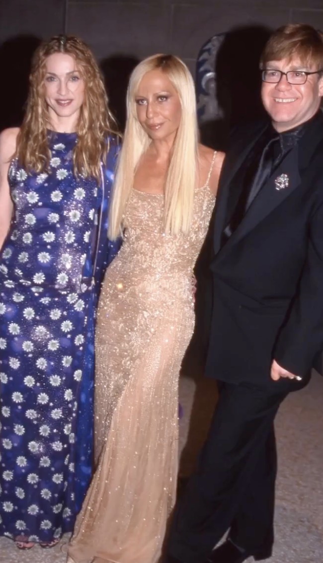 Setelah kematian tragis saudaranya, Gianni Versace, pada 1997, Donatella mengambil alih kepemimpinan rumah mode Versace. Foto-foto dari era ini menunjukkan wajahnya yang alami dengan garis halus di sekitar mata. Foto: dok. Instagram @donatella_versace