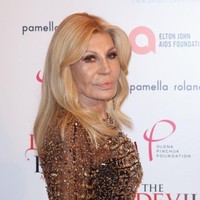Saat hadir di acara peluncuran teater musikal ‘The Devil Wears Prada’, terlihat wajah Donatella yang lebih segar. Riasan mata yang mencolok pun ditinggalkannya menjadi makeup bernuansa nude yang terlihat elegan.  Foto: WireImage/Neil Mockford