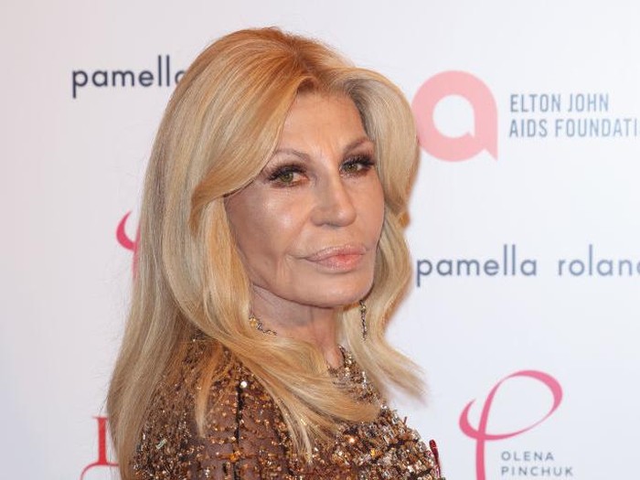 Donatella Versace di Musikal The Devil Wears Prada Donatella Versace di Musikal The Devil Wears Prada pada 1 Desember 2024 di London, Inggris.