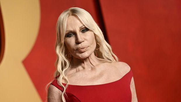 Donatella Versace di Vanity Fair Oscar Party pada Minggu, 10 Maret 2024, di Pusat Seni Pertunjukan Wallis Annenberg di Beverly Hills, California