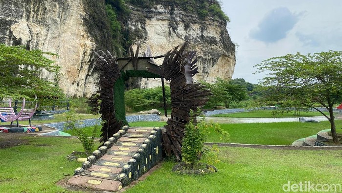 Dulu Penambangan Ilegal, Kini Jadi Wisata Viral Goa Lalay Liburan ke Bogor tak lengkap tanpa menjelajahi keindahan wisata alamnya. Namun, pernahkah terpikir untuk mengunjungi bagian timur kota Bogor yang menyimpan surga tersembunyi?