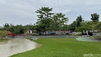 Wisata alam Goa Lalay menawarkan berbagai fasilitas menarik untuk memanjakan pengunjung, seperti kolam renang dan seluncuran yang cocok untuk merelaksasikan diri.