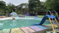 Selain itu, tempat wisata ini juga memiliki sejumlah spot foto yang Instagramable, mulai dari rumah pohon, taman selfie, patung-patung kuda, hingga latar tebing kapur yang megah. Tak ketinggalan, pesona utama dari destinasi ini adalah Goa Lalay itu sendiri, yang menjadi daya tarik unik untuk diabadikan dalam foto.