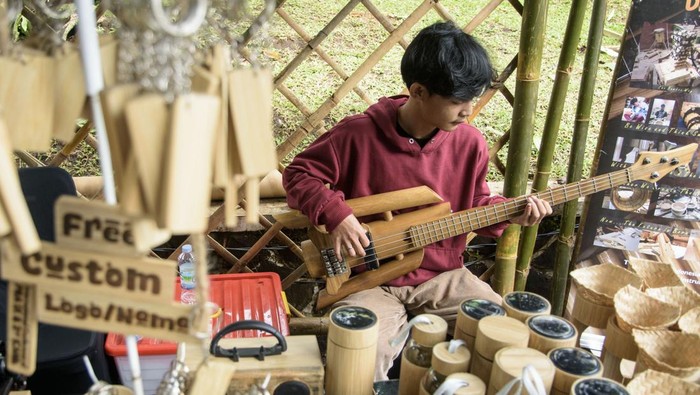 Festival Sada Awi di Bandung Pelajar bermain egrang bambu saat Festival Sada Awi di Teater Tertutup Dago Tea House, Bandung, Jawa Barat, Rabu (4/12/2024). Balai Pelestarian Kebudayaan (BPK) Wilayah IX Jawa Barat menyelenggarakan festival tersebut sebagai wujud nyata dari komitmen untuk melestarikan dan mengembangkan kebudayaan bagi generasi muda terkait tumbuhan bambu yang memiliki banyak filosofi kehidupan bagi budaya Sunda. ANTARA FOTO/Novrian Arbi/Spt.