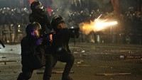 Sebagian besar rakyat Georgia mendukung kebijakan tersebut, namun pada 28 November, pemerintah mengisyaratkan perubahan haluan dari Eropa, yang memicu kemarahan luas. (AP Photo/Pavel Bednyakov)