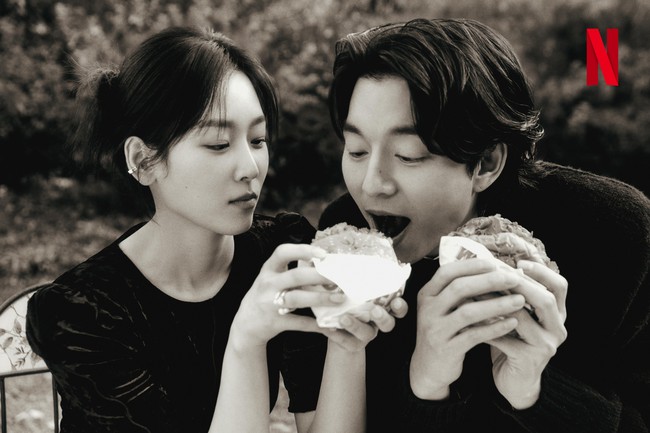 Keduanya terlihat menyantap hamburger, makanan yang membuat karakter Gong Yoo dan Seo Hyun Jin semakin akrab dan mulai PDKT di episode kedua. Foto: dok. Netflix